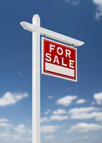 Direita de frente para a venda Real Estate Sign on a Blue Sky com nuvens — Fotografia de Stock
