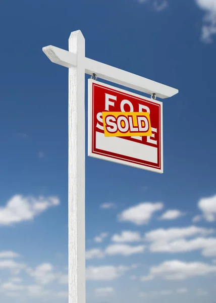 Rechts gegenüber verkauft Immobilienschild auf blauem Himmel mit Wolken. — Stockfoto