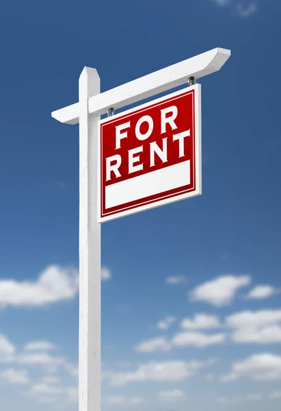 Right Facing For Rent Real Estate Sign on a Blue Sky with Clouds — Stock Photo, Image