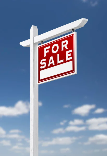 Direita de frente para a venda Real Estate Sign on a Blue Sky com nuvens — Fotografia de Stock