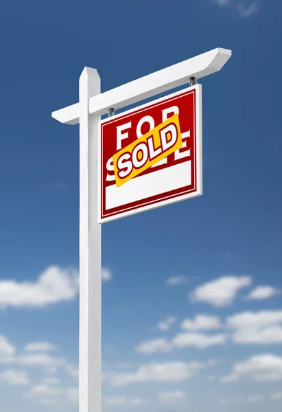 Rechts gegenüber verkauft Immobilienschild auf blauem Himmel mit Wolken. — Stockfoto