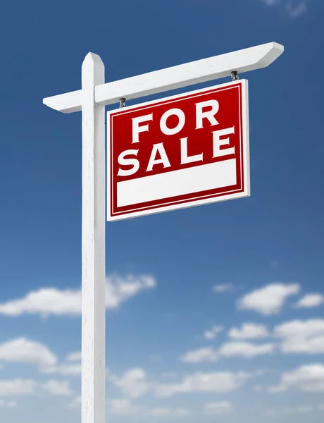 Direita de frente para a venda Real Estate Sign on a Blue Sky com nuvens — Fotografia de Stock