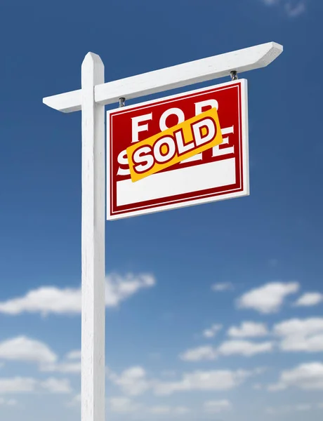 Right Facing Sold For Sale Real Estate Sign on a Blue Sky with Clouds. — Stock Photo, Image