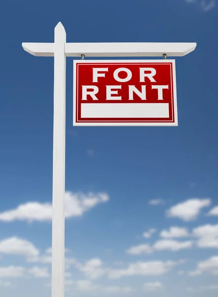 Droite face à la location Immobilier Sign on a Blue Sky with Clouds — Photo