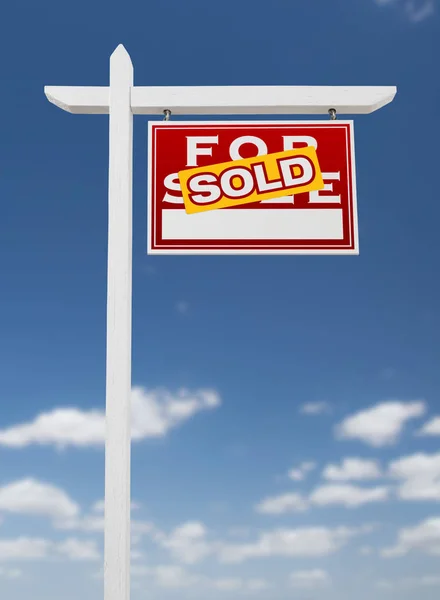 Right Facing Sold For Sale Real Estate Sign on a Blue Sky with Clouds. — Stock Photo, Image