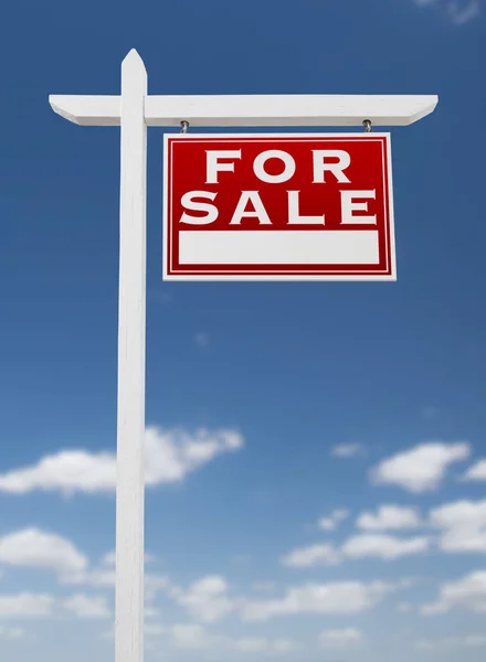 Frente a la derecha para la venta de bienes raíces en un cielo azul con nubes —  Fotos de Stock