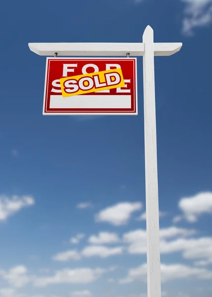 Left Facing Sold For Sale Real Estate Sign on a Blue Sky with Clouds. — Stock Photo, Image