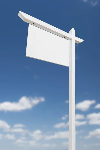 Leeres Immobilienschild über blauem Himmel mit Wolken. — Stockfoto