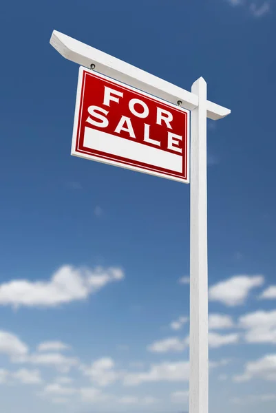 Virado para a esquerda para venda Real Estate Sign on a Blue Sky with Clouds . — Fotografia de Stock