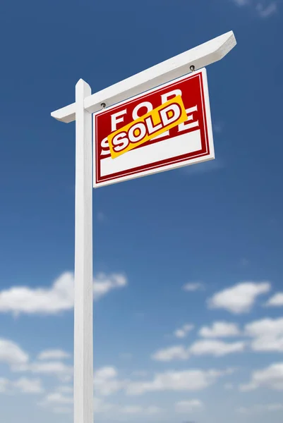 Pravé protilehlé prodal za prodej nemovitostí znamení na modrou oblohu s mraky. — Stock fotografie
