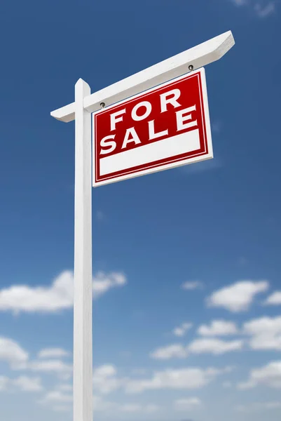 Prawej stronie stoi za sprzedaż nieruchomości znak na błękitne niebo z chmurami — Zdjęcie stockowe