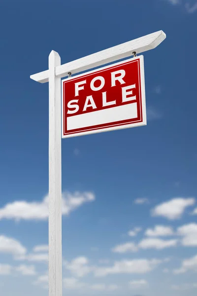 Rechts zum Verkauf stehende Immobilienschild auf blauem Himmel mit Wolken — Stockfoto