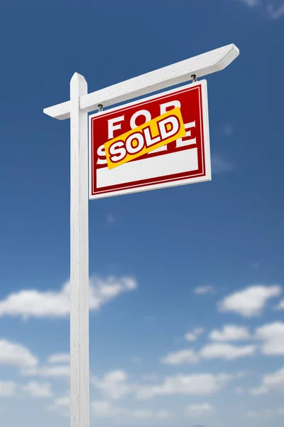 Virado para a direita Vendido para venda Real Estate Sign on a Blue Sky with Clouds . — Fotografia de Stock