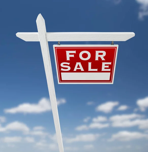 Direita de frente para a venda Real Estate Sign on a Blue Sky com nuvens — Fotografia de Stock