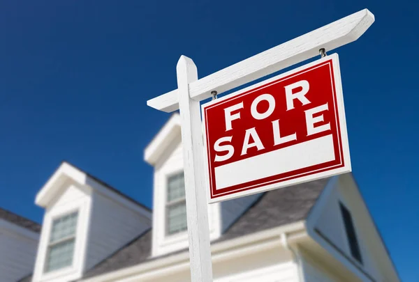 Recht tegenover voor verkoop onroerend goed teken voor huis en diepblauwe hemel. — Stockfoto