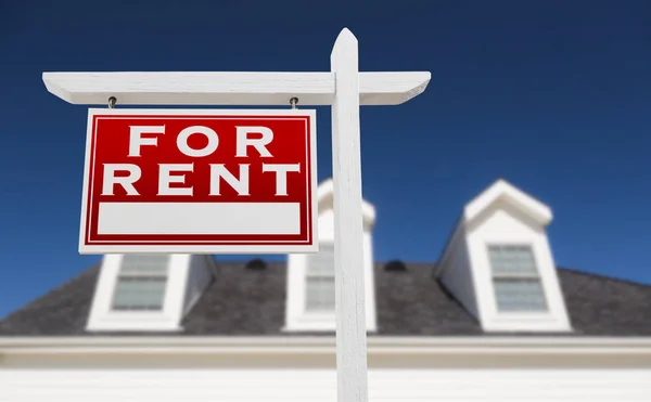 Left Facing For Rent Real Estate Sign In Front of House and Deep Blue Sky. — Stock Photo, Image