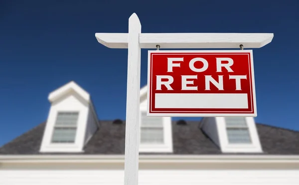 Right Facing For Rent Real Estate Sign In Front of House and Deep Blue Sky. — Stock Photo, Image