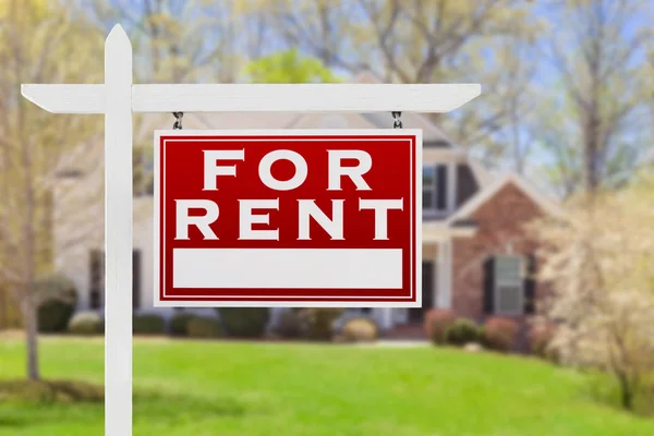 Rechts zur Miete Immobilienschild vor dem Haus. — Stockfoto