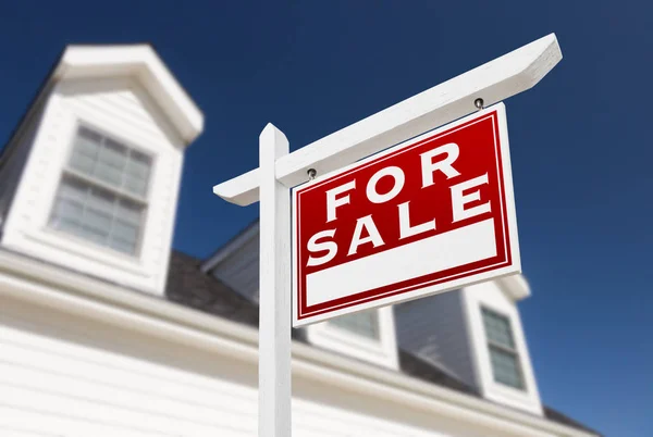 Derecho frente a la venta Real Estate Sign In Front of House and Deep Blue Sky . —  Fotos de Stock