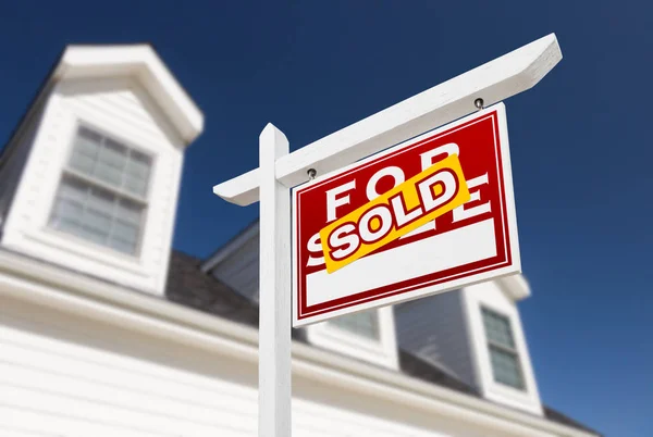 Rechts gegenüber verkauft Immobilienschild vor Haus und tiefblauem Himmel. — Stockfoto