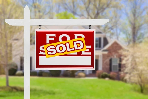 Rechts gegenüber verkauft Immobilienschild vor Haus. — Stockfoto