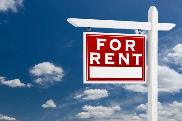 Left Facing For Rent Real Estate Sign Over Blue Sky and Clouds With Room For Your Text. — Stock Photo, Image
