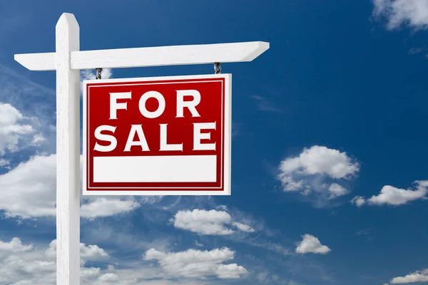 Direita de frente para a venda Real Estate Sign Over Blue Sky e Nuvens com espaço para o seu texto . — Fotografia de Stock
