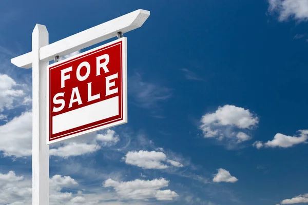 Direita de frente para a venda Real Estate Sign Over Blue Sky e Nuvens com espaço para o seu texto . — Fotografia de Stock