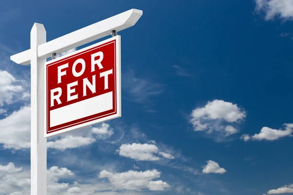 Right Facing For Rent Real Estate Sign Over Blue Sky and Clouds With Room For Your Text. — Stock Photo, Image