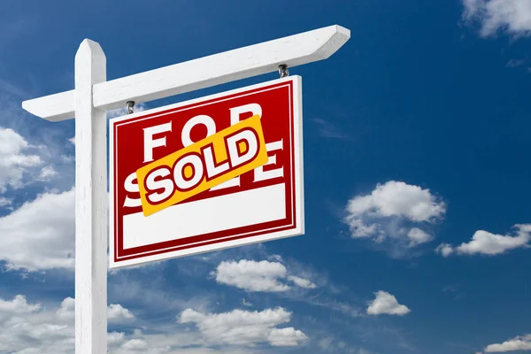 Right Facing Sold For Sale Real Estate Sign Over Blue Sky and Clouds With Room For Your Text. — Stock Photo, Image