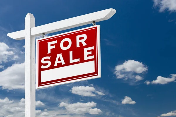 Rechts zum Verkauf Immobilienschild über blauem Himmel und Wolken mit Platz für Ihren Text. — Stockfoto