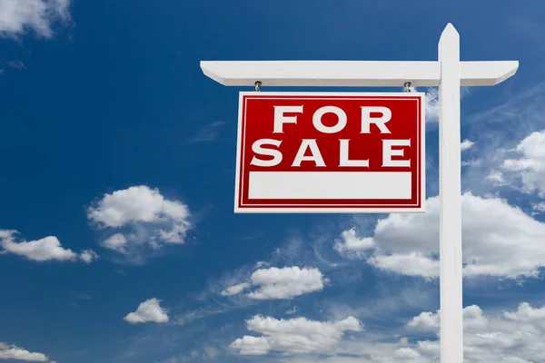 Frente esquerda para venda Sinal imobiliário sobre céu azul e nuvens com espaço para o seu texto . — Fotografia de Stock