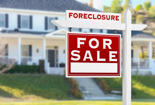 Left Facing Foreclosure For Sale Real Estate Sign in Front of House. — Stock Photo, Image