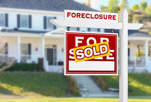 Left Facing Foreclosure Sold For Sale Real Estate Sign in Front of House. — Stock Photo, Image