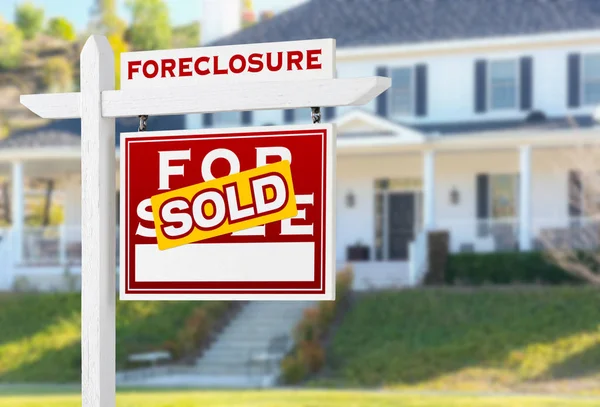 Right Facing Foreclosure Sold For Sale Real Estate Sign in Front of House. — Stock Photo, Image