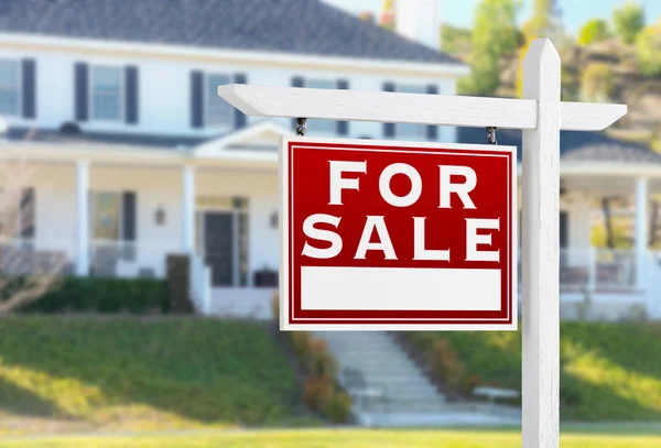 Links tegenover voor verkoop onroerend goed teken voor huis. — Stockfoto