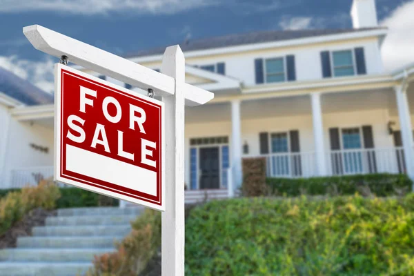 Links gegenüber zu verkaufen Immobilienschild vor dem Haus. — Stockfoto