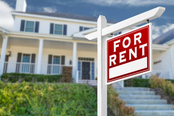 Right Facing For Rent Real Estate Sign In Front of House. — Stock Photo, Image