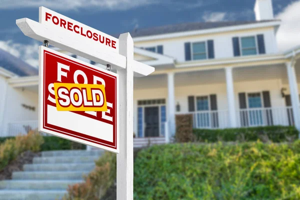 Left Facing Foreclosure Sold For Sale Real Estate Sign in Front of House. — Stock Photo, Image