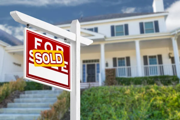 Left Facing Sold For Sale Real Estate Sign In Front of House. — Stock Photo, Image