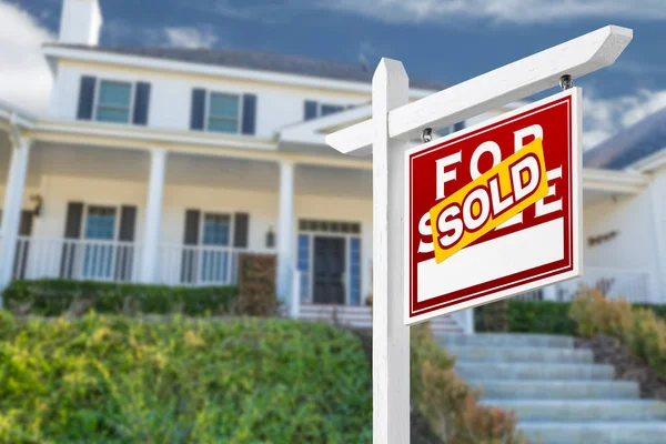 Just inför säljs för försäljning fastigheter tecken framför huset. — Stockfoto