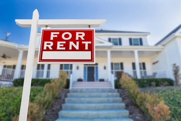 Rechts zur Miete Immobilienschild vor dem Haus. — Stockfoto