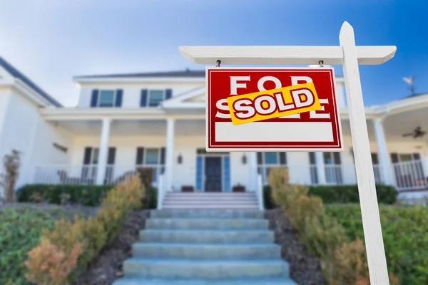 Vänster vänd säljs för försäljning fastigheter tecken framför huset. — Stockfoto
