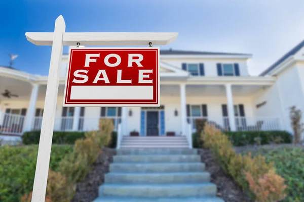 Знак "Продажа недвижимости" перед домом . — стоковое фото