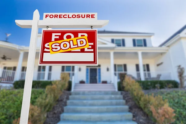 Right Facing Foreclosure Sold For Sale Real Estate Sign in Front of House. — Stock Photo, Image