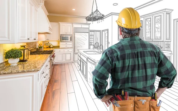 Contratista masculino con sombrero duro y cinturón de herramientas mirando la combinación de fotos de dibujo de cocina personalizada en blanco . — Foto de Stock