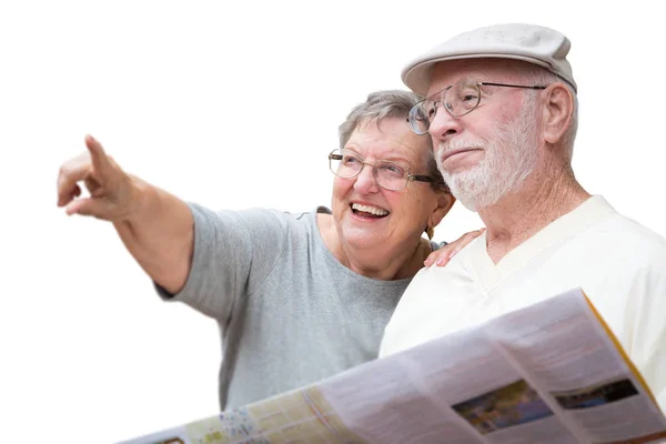 Pareja de adultos mayores felices con folleto que señala aislado sobre un fondo blanco . — Foto de Stock