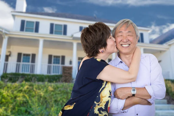 행복 한 중국 고위 성인 커플 사용자 정의 집 앞에서 키스. — 스톡 사진
