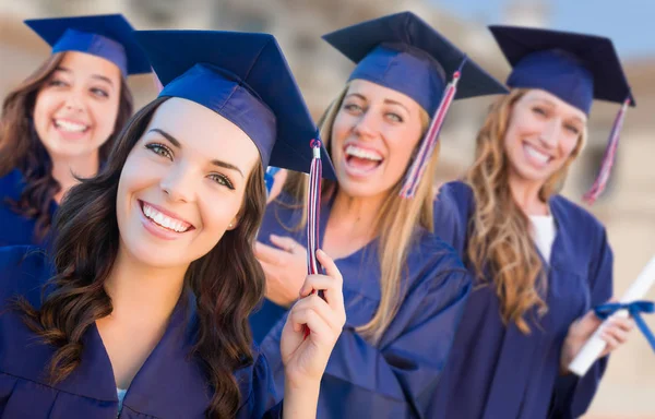 Gelukkig afstuderen groep van meisjes In Cap en Gown vieren op de Campus. — Stockfoto