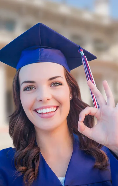 Feliz Graduação mista Raça Mulher em Boné e Vestido Celebrando no Campus . — Fotografia de Stock